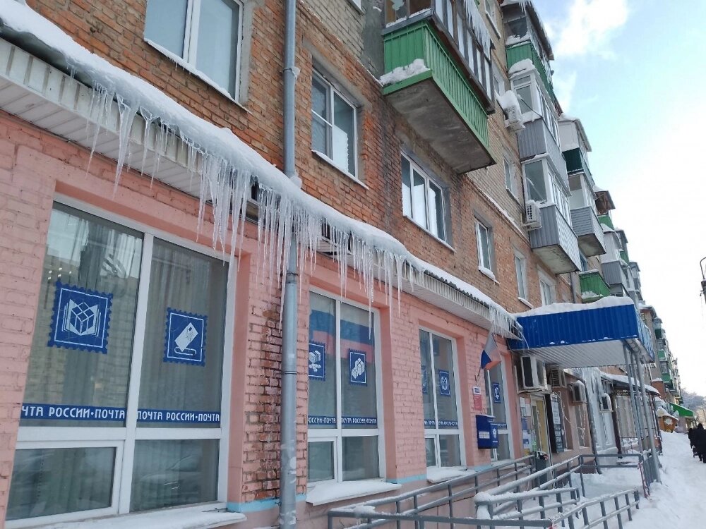    На доме, с которого упала наледь на женщину, опять выросли сосульки. Фото: АиФ/ Игорь Польских