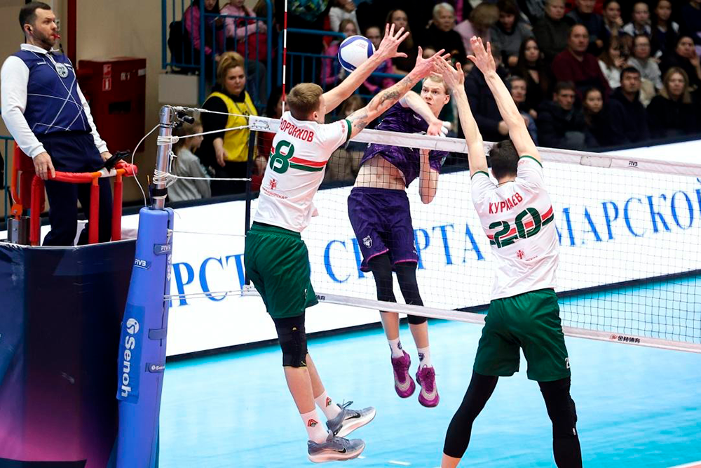    Николай Зубов пробивает двойной блок сибирской команды. / Пресс-служба ВФВ