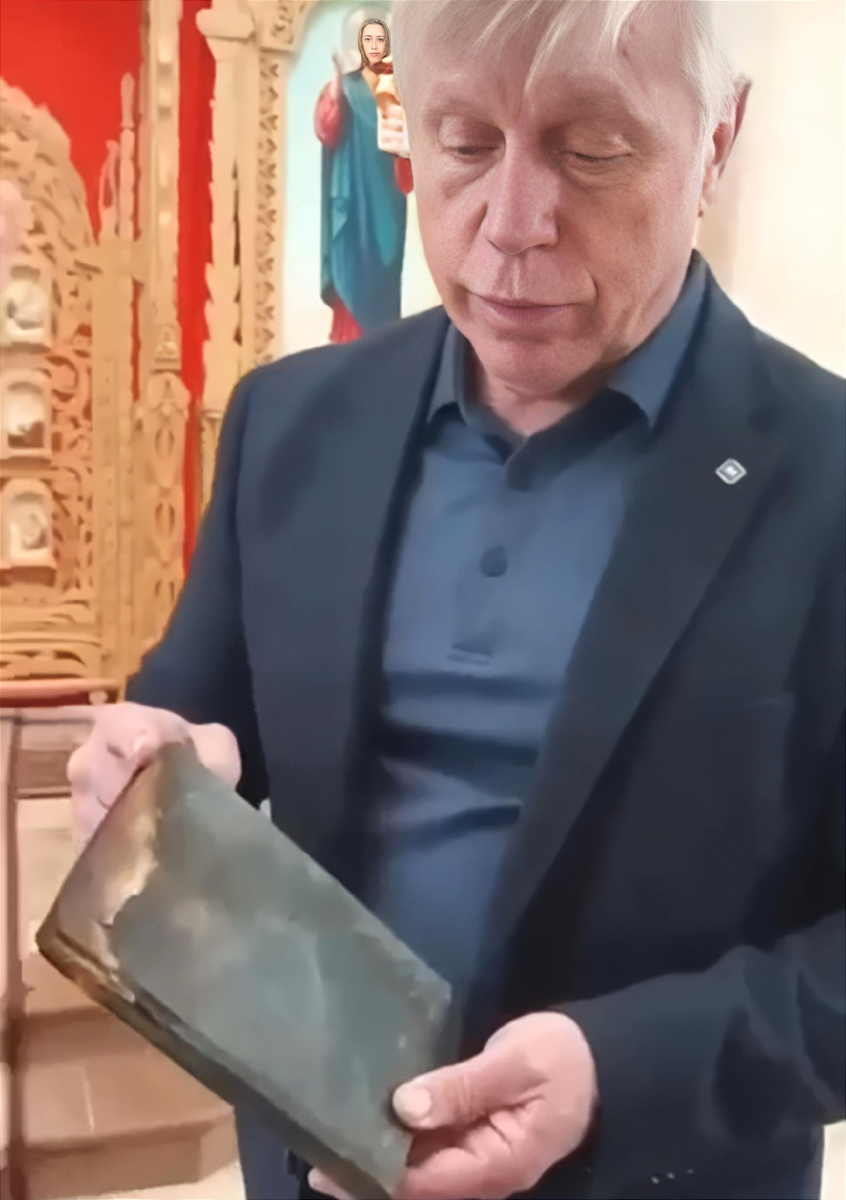 А он мне: «Да подожди, всё дело-то ещё не в этом!» - и отдаёт свою книгу, которая уцелела после пожара.