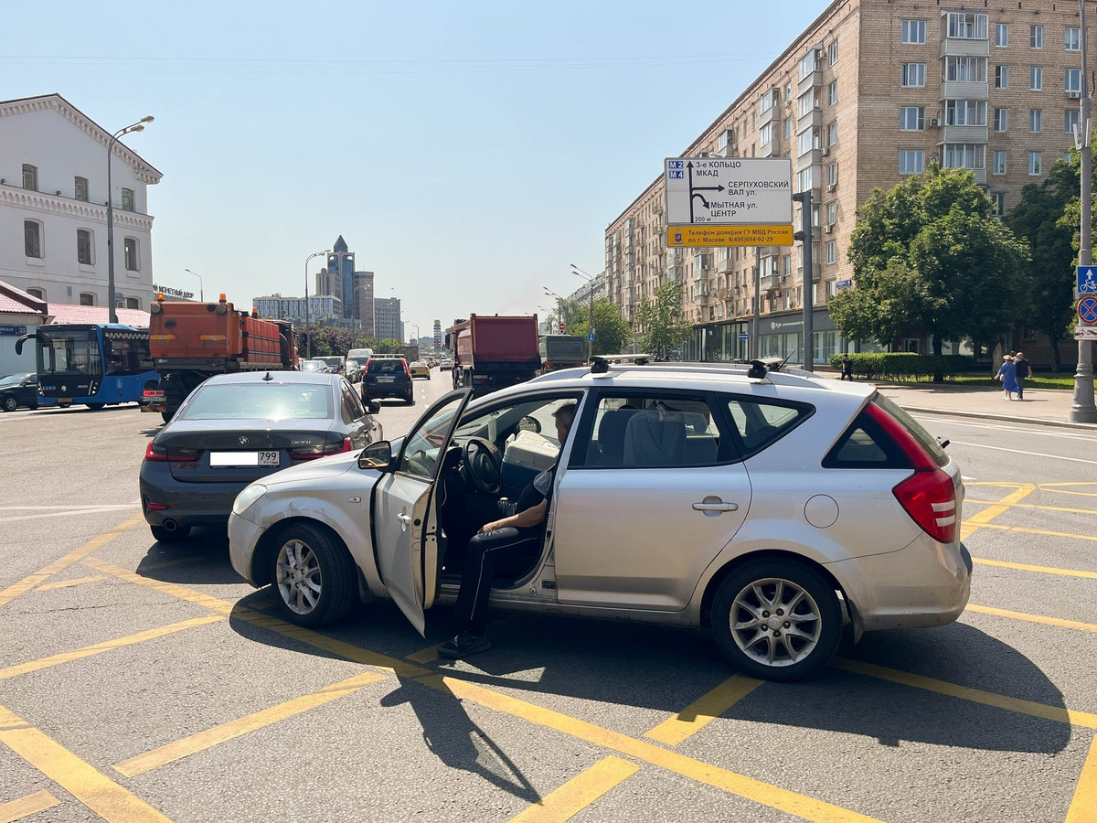 Фото моего ДТП с разбитым бампером