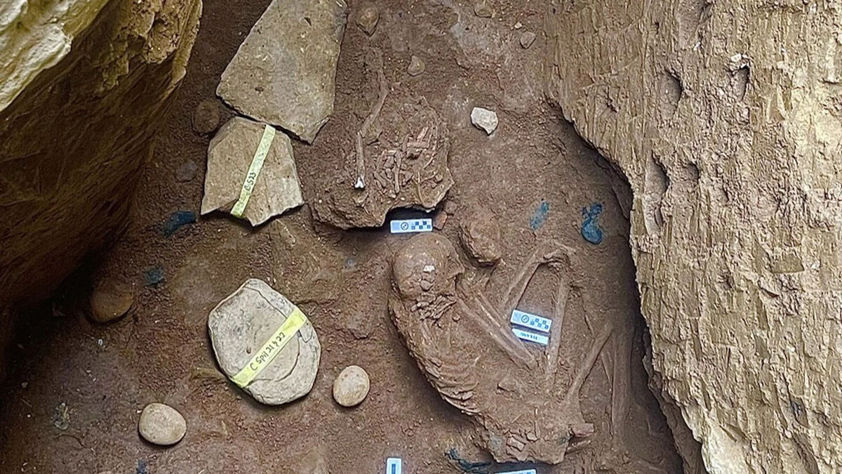 Рис. 2. Два человеческих скелета в согнутом положении в пещерах Малайзии. https://hi-tech.mail.ru/news/114729-v-pesherah-malajzii-nashli-skelety-kristally-i-orudiya-vozrastom-16-000-let/