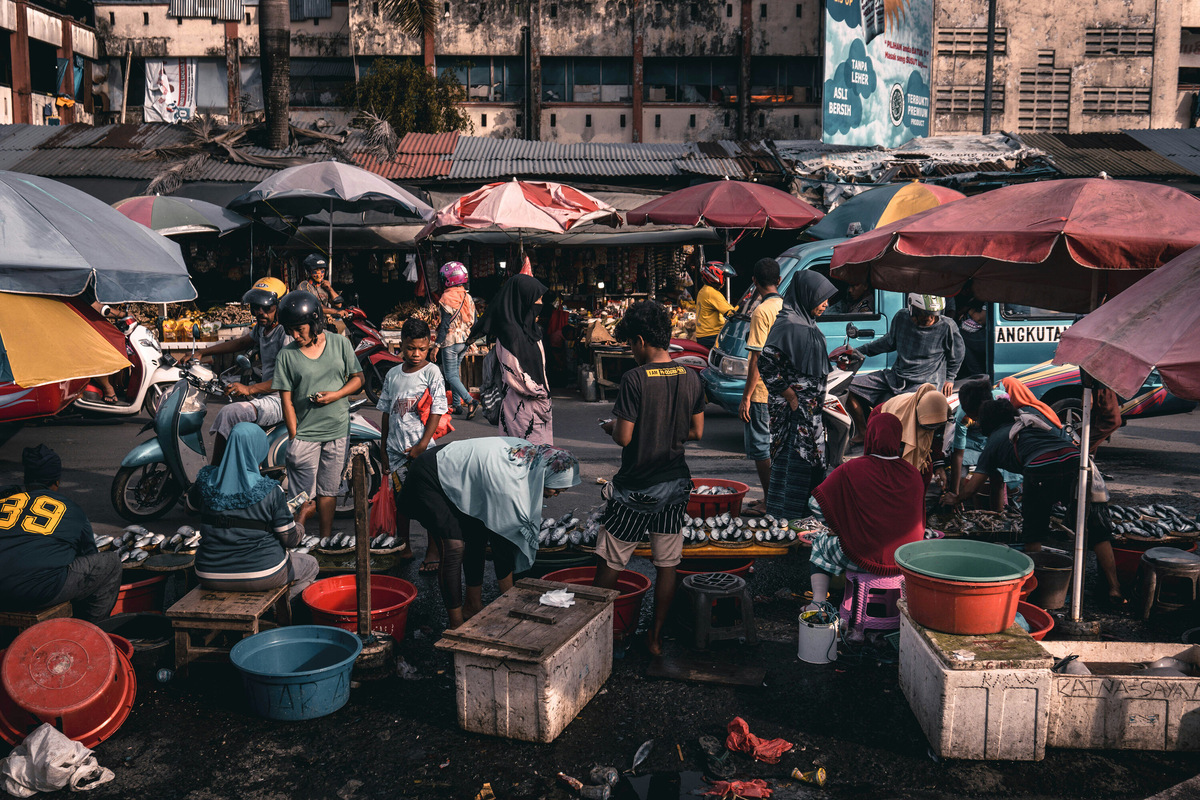 Иногда торговец может просто поставить перед фактом, что у него нет сдачи. Это не всегда обман, но, если вам настойчиво предлагают что-то докупить на сдачу, можно пригрозить полицией. Но лучше на всякий случай носить с собой мелкие деньги. Фото: The Ian / Unsplash
