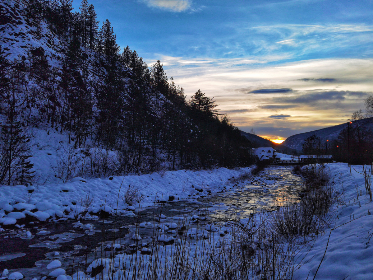 Теплые и яркие лучи на закате. Мокра гора