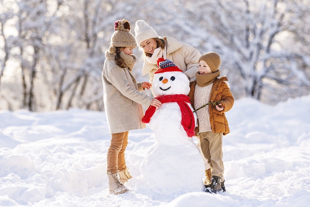    Зимний досуг с детьми может быть активным или спокойным, познавательным или развлекательным, бесплатным или более насыщенным по программе. / iStock