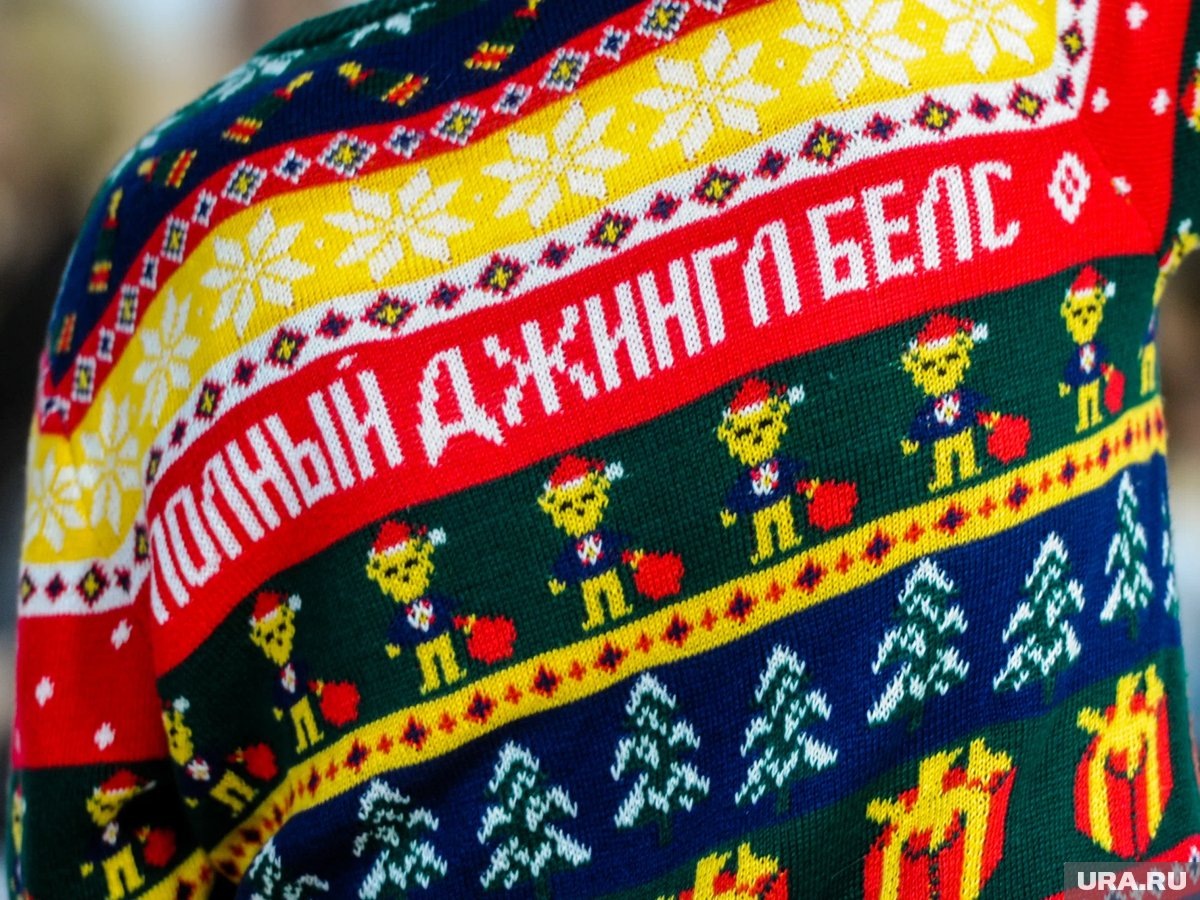     На кофтах не должно быть надписей, предупредили в администрации школы