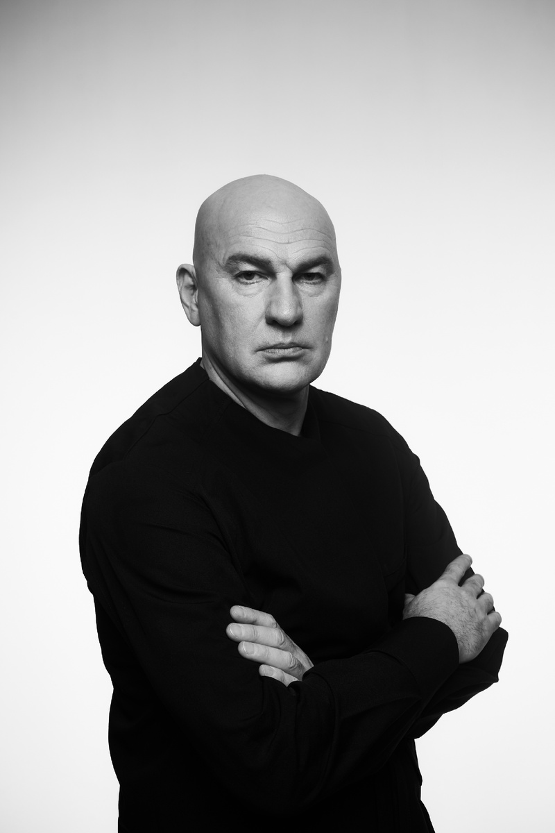 Радислав Гандапас — президент Ассоциации спикеров СНГ, один из самых известных и популярных российских бизнес-тренеров, признанный авторитет в вопросах публичных выступлений и лидерства.