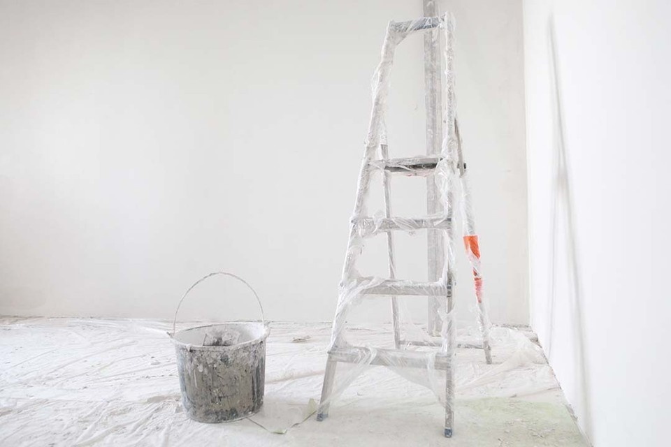    Женщина обнаружили в комнате дыру в потолке, без ремонта не обойтись. Анастасия Осипова