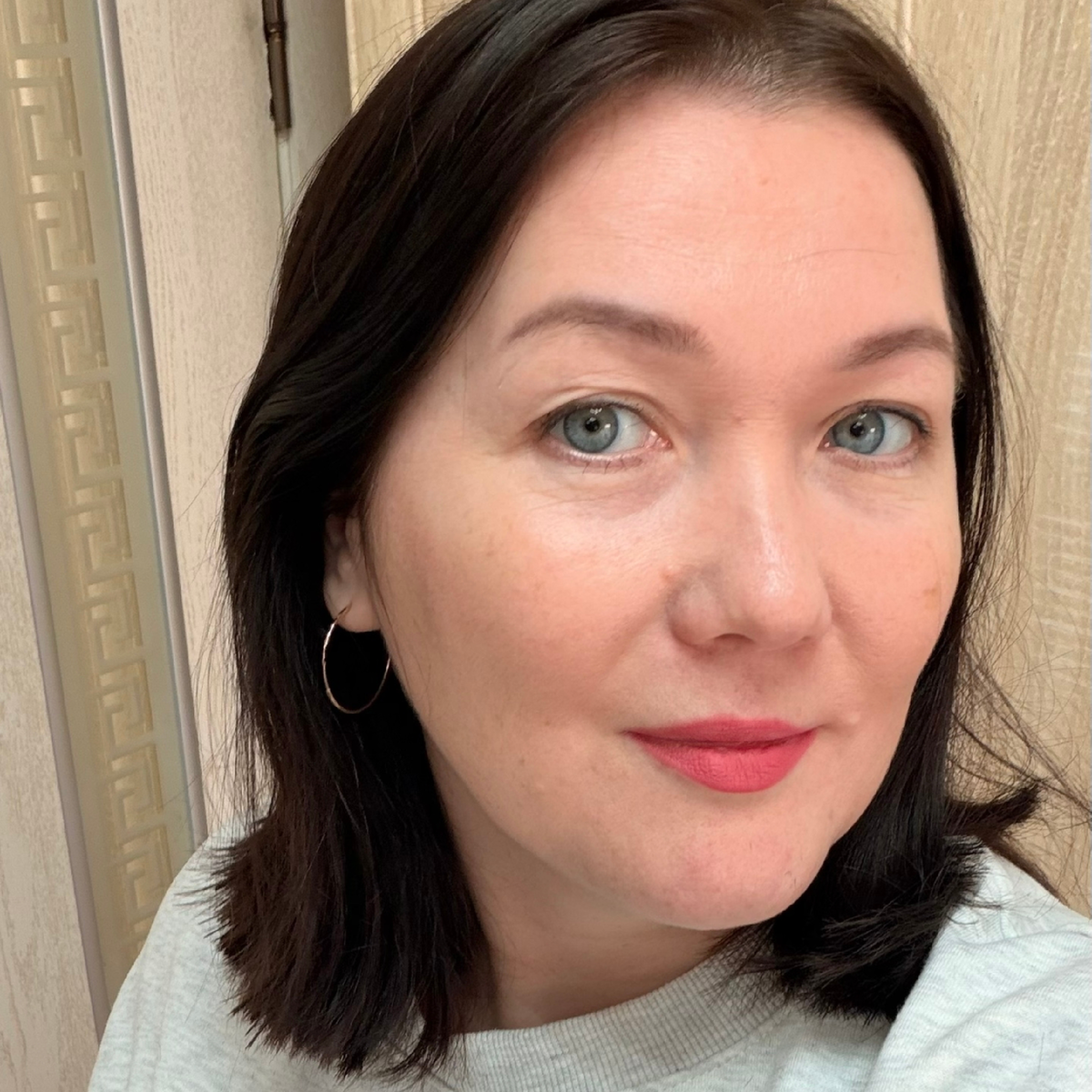 Привет, я Оксана. В марте 2024 года мы переехали из Перми в Анапу. Мы семья медиков. Муж работает на скорой, я занимаюсь детьми (их у нас трое)  и веду блоги в социальных сетях. Подписывайтесь и следите за жизнью многодетной семьи на берегу Черного моря.