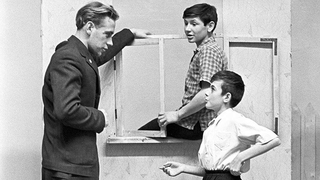 Владислав Крапивин беседует с юными актерами Свердловского театра юного зрителя, 1966 год
Фото: РИА Новости/Юрий Долягин