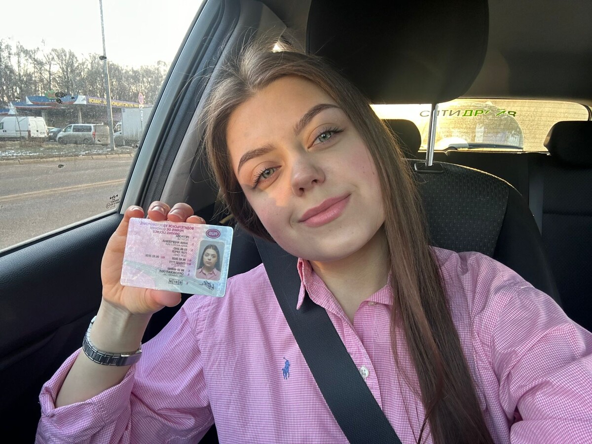 Наша довольная выпускница за рулем каршеринга.