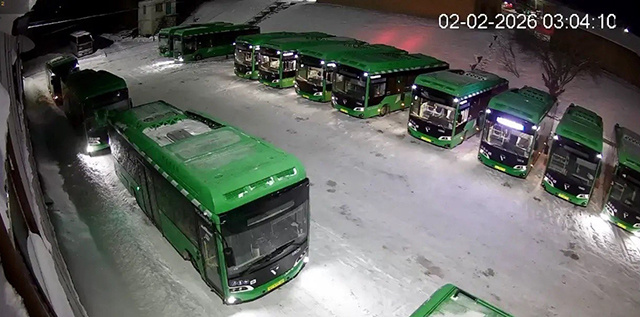    В самые сильные морозы автобусы в парке прогревали всю ночь