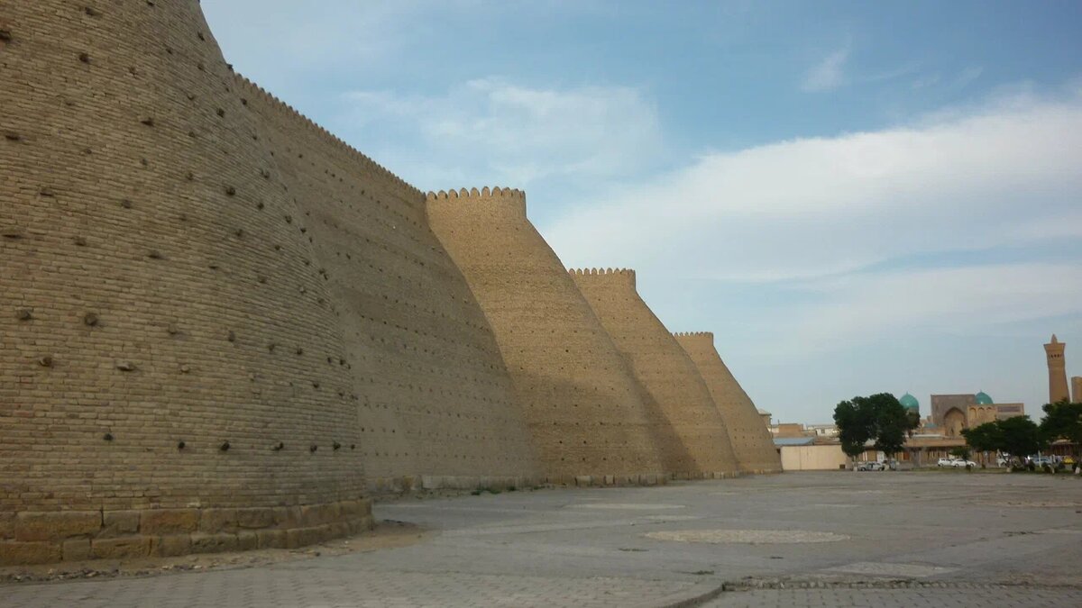 Крепостные стены Бухары /личный архив автора/