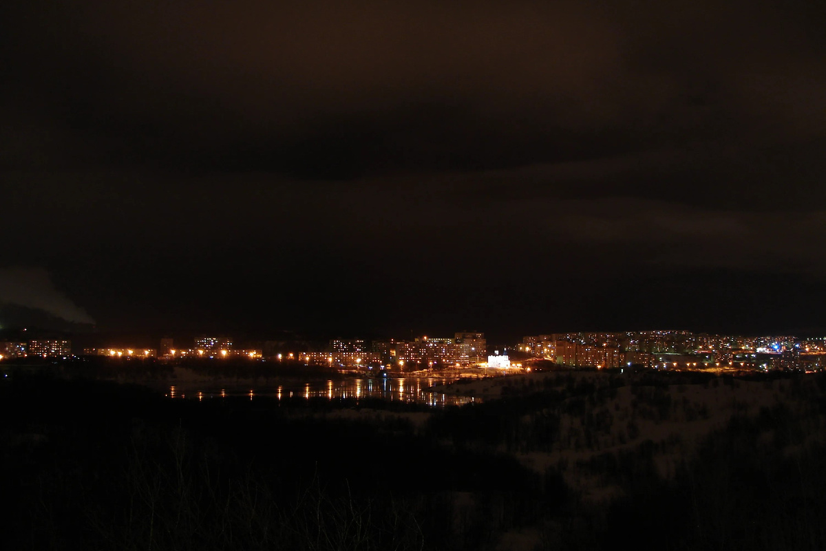 Город не засыпает. Просто живёт без солнца.
