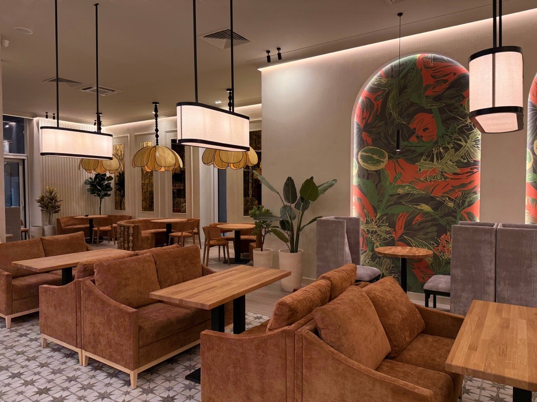 Интерьер основного зала кофейни