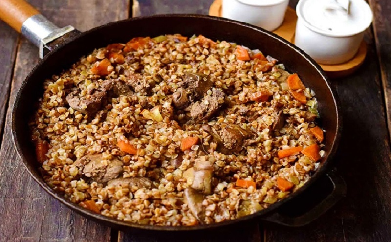 Ужин за полчаса: томлёная печень с гречкой в томатном соусе — просто и вкусно