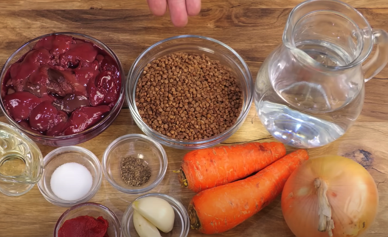 Ужин за полчаса: томлёная печень с гречкой в томатном соусе — просто и вкусно