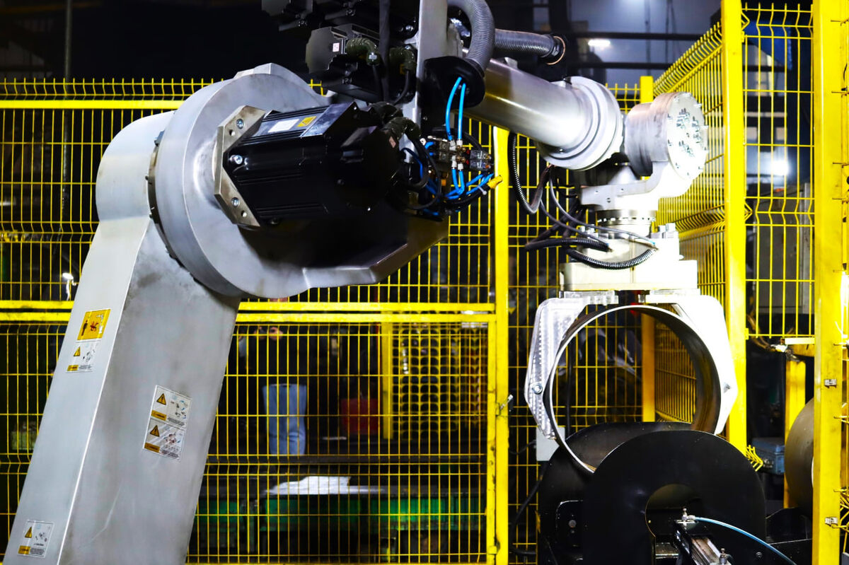    В Колесном цехе Челябинского кузнечно-прессового завода запущена в эксплуатацию промышленная роботизированная ячейка отечественного производства. Источник: Группа ВК ЧКПЗ. Челябинский кузнечно-прессовый завод.