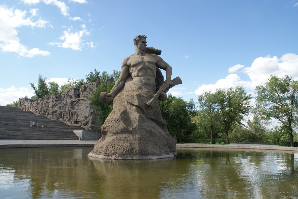 У этого воина на Мамаевом Кургане лицо командующего 62-й Армией В.И. Чуйкова. Фото автора.