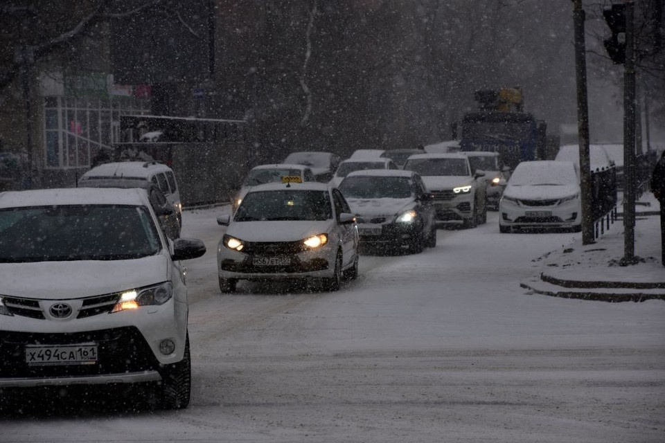    Юрий Слюсарь поручил за неделю разобрать сбои на дорогах после снегопада. Дмитрий КУТЕПОВ