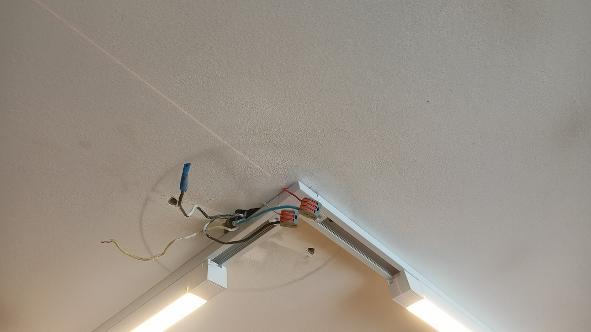 Подключение и монтаж шинопровода и светильников. 