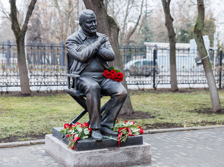     Юлиан Семенов «забронзовел». Фото: Пресс-служба Киностудии Горького