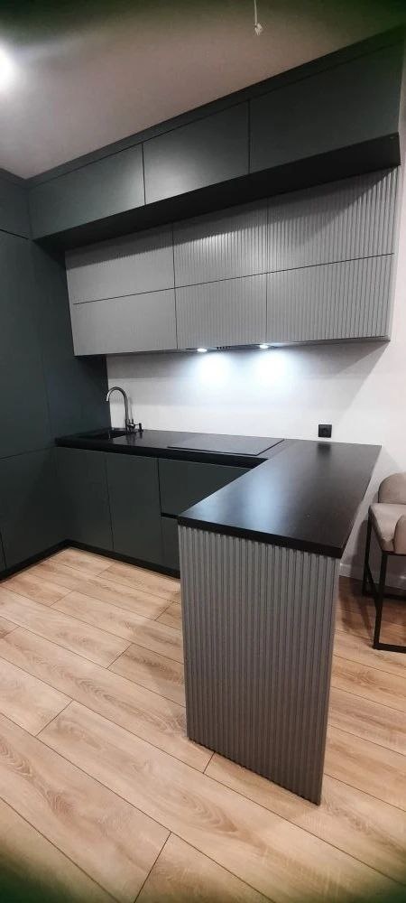 кварцевый агломерат — идеальное решение для темных столешниц