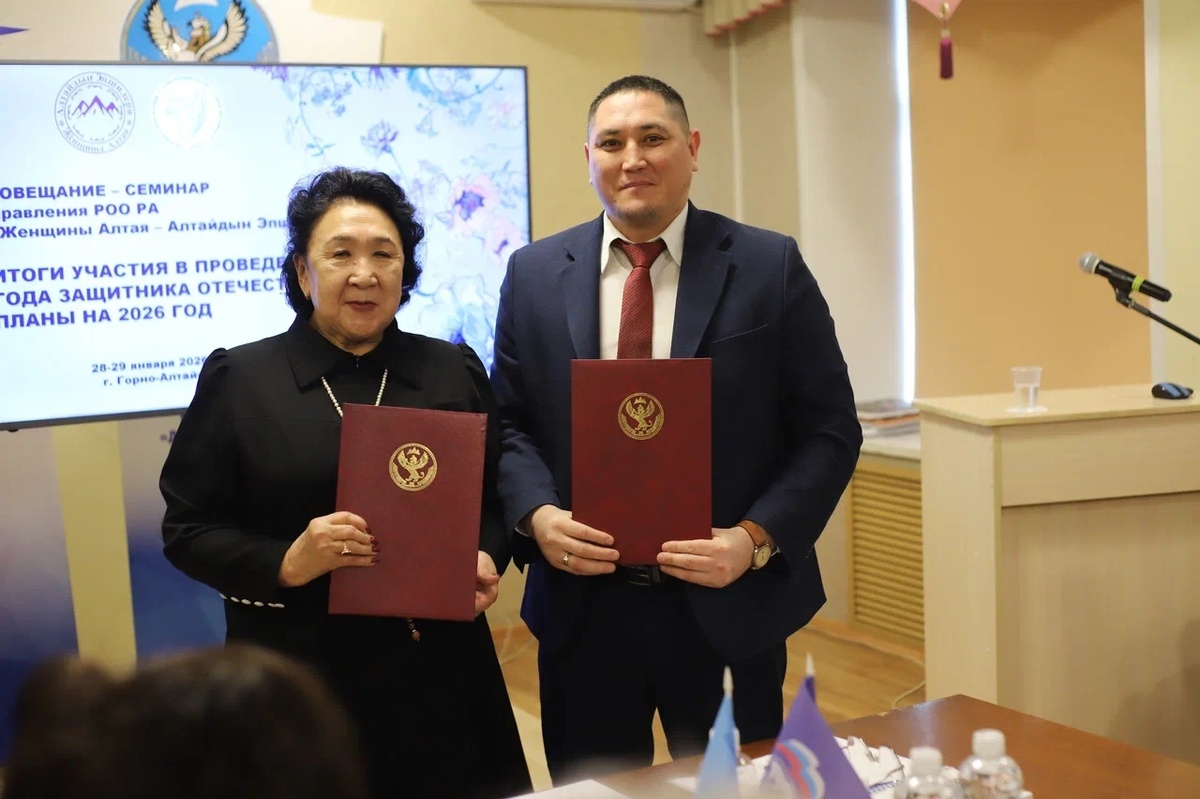 Лидер женского движения Республики Алтай Светлана Полетаева и заместитель министра спорта и молодежной политики РА Виталий Уин.