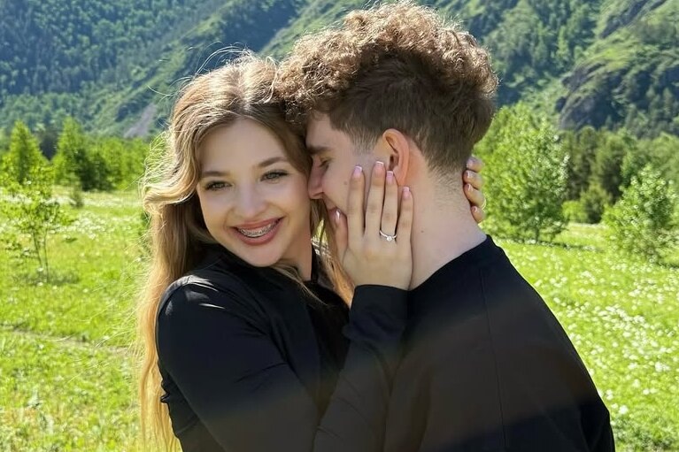     «Спаси меня»: Аня Покров и Артур Бабич объявили дату свадьбы, сняв забавное видео