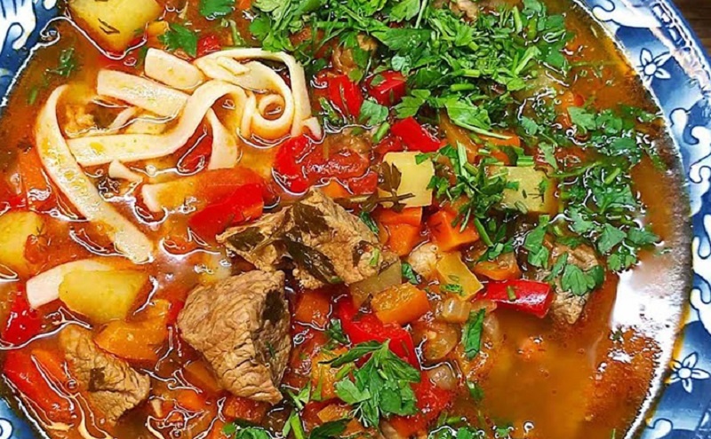 Уйгуро-узбекский лагман: секрет крепкого бульона и ручной лапши воплощён в одном блюде