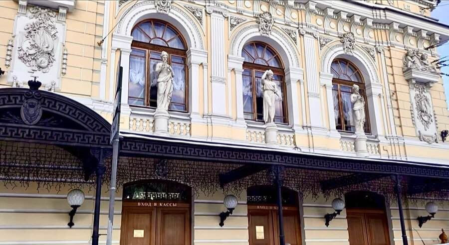 Античность в центре Петербурга: фасад цирка на Фонтанке украшен скульптурами, словно перенесёнными из Древней Греции. Фото автора канала