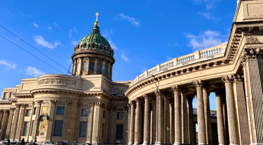 Казанский собор: петербургская интерпретация величия Древней Греции — в колоннаде и купольных чертах. Фото автора канала