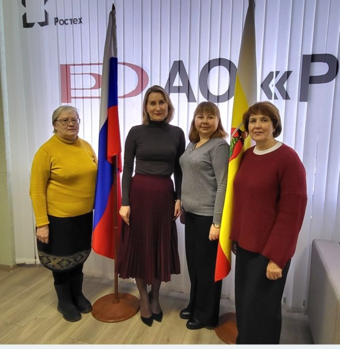 Члены коллектива Рязанского завода металлокерамических приборов, которым присуждена премия за 2025 год. Слева направо: ведущий инженер-технолог Ирина Сидорова, начальник цеха Ольга Лысенко, инженер-химик 2-й категории Маргарита Кобешева, ведущий инженер-технолог – руководитель группы ХЛ ТО Марина Амирханова