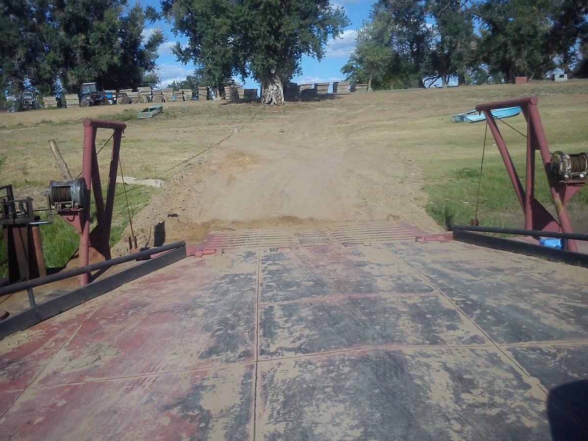 Отправляемся на пароме на другой берег Ахтубы.