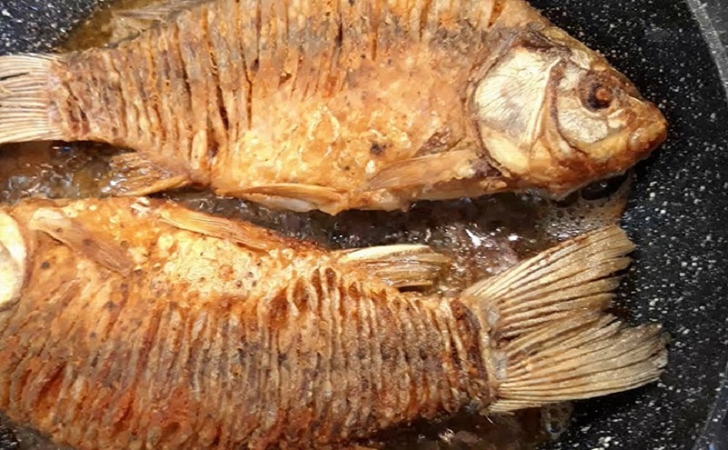 Вкусно жарим карася: хрустящая рыба без костей и неприятного запаха в квартире