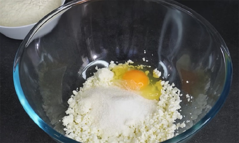 Идеальный творожный рулет: простая выпечка, которая спасёт любой незапланированный визит 