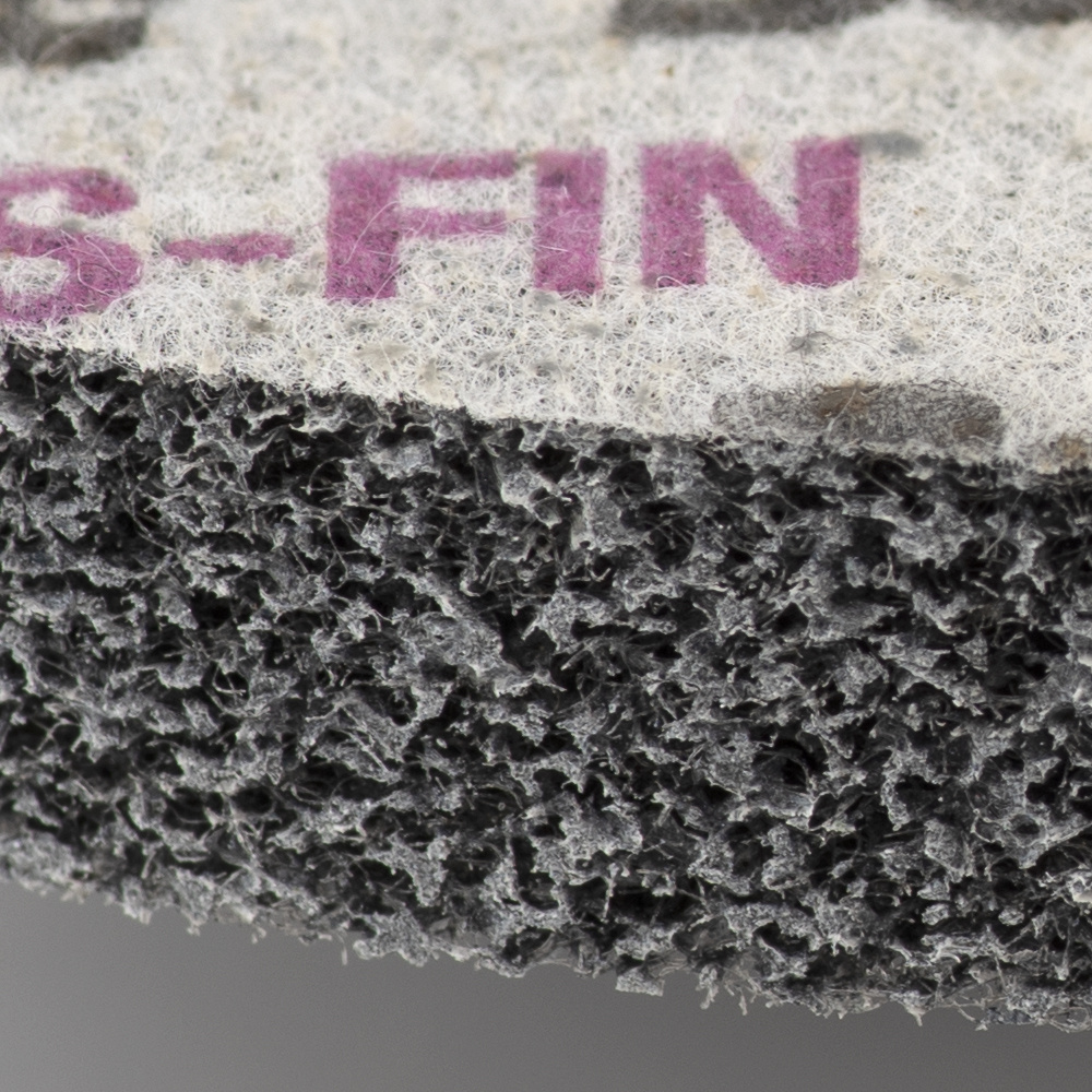 Крупный план структуры круга Scotch-Brite 3M EXL 2S-FIN