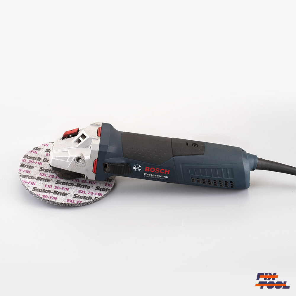 Круг Scotch-Brite 3M EXL 2S-FIN установлен на УШМ