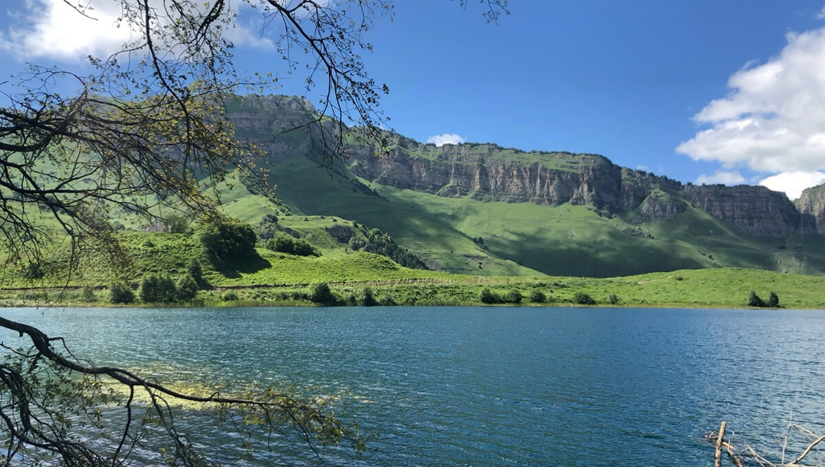 Название пошло от чеченского тейпа — Галай. Этот род основал в 1,5 км от озера поселение Галанчож, что переводится как «ущелье Галаев». Встречается также название Галанчожское озеро и Галанчёж. Автор фото: Muhammad Shavaev