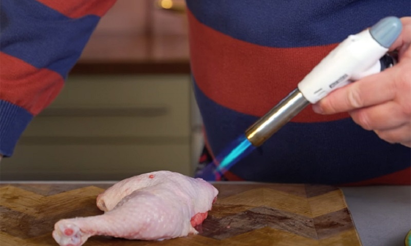 Хрустящие куриные окорочка под прессом: секрет вкуса на каждый день