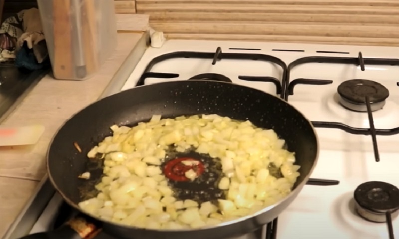 Яичница с овощами и зеленью: новый взгляд на привычное блюдо