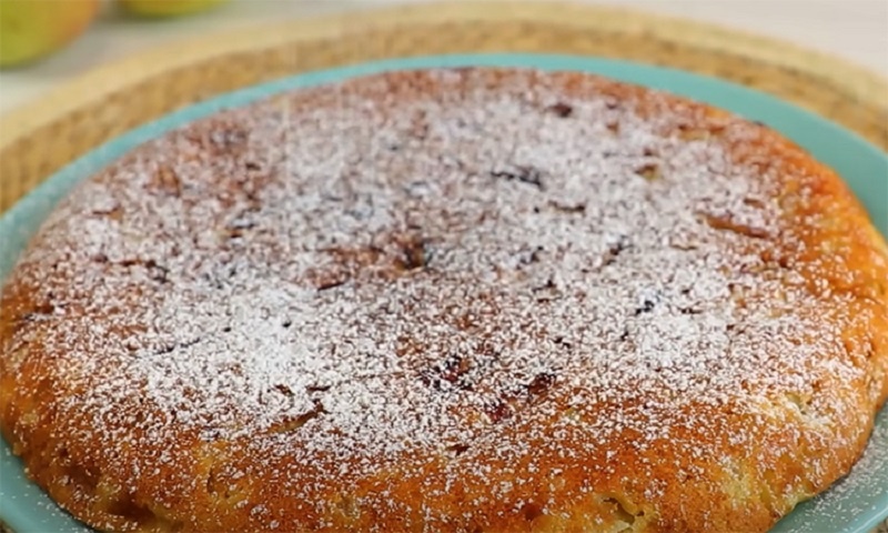 Яблочная запеканка на сковороде: воздушный десерт за считанные минуты 