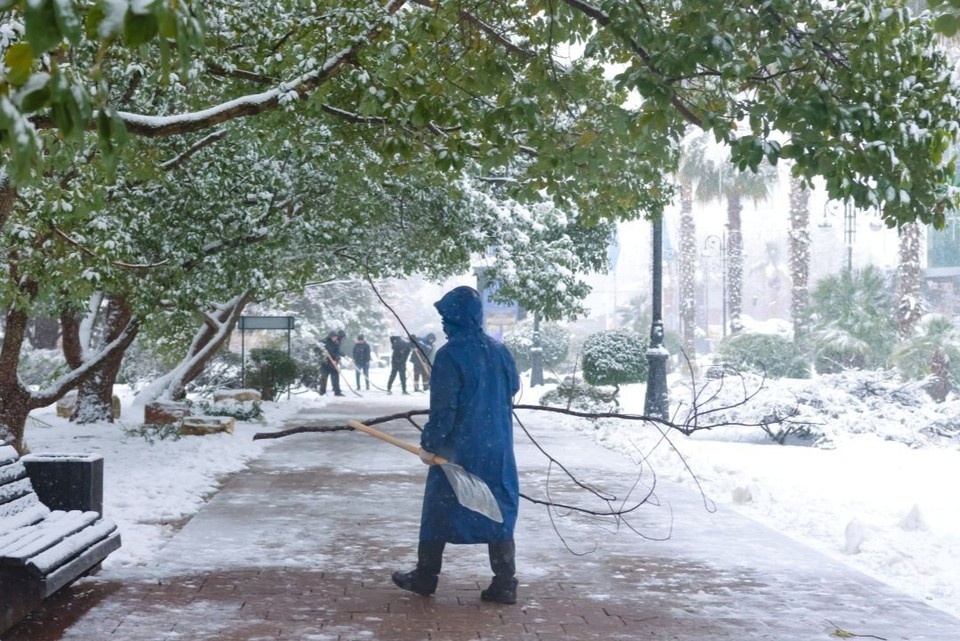    В Таганроге расчищают въезды в город после снегопада. Олег УМАРОВ