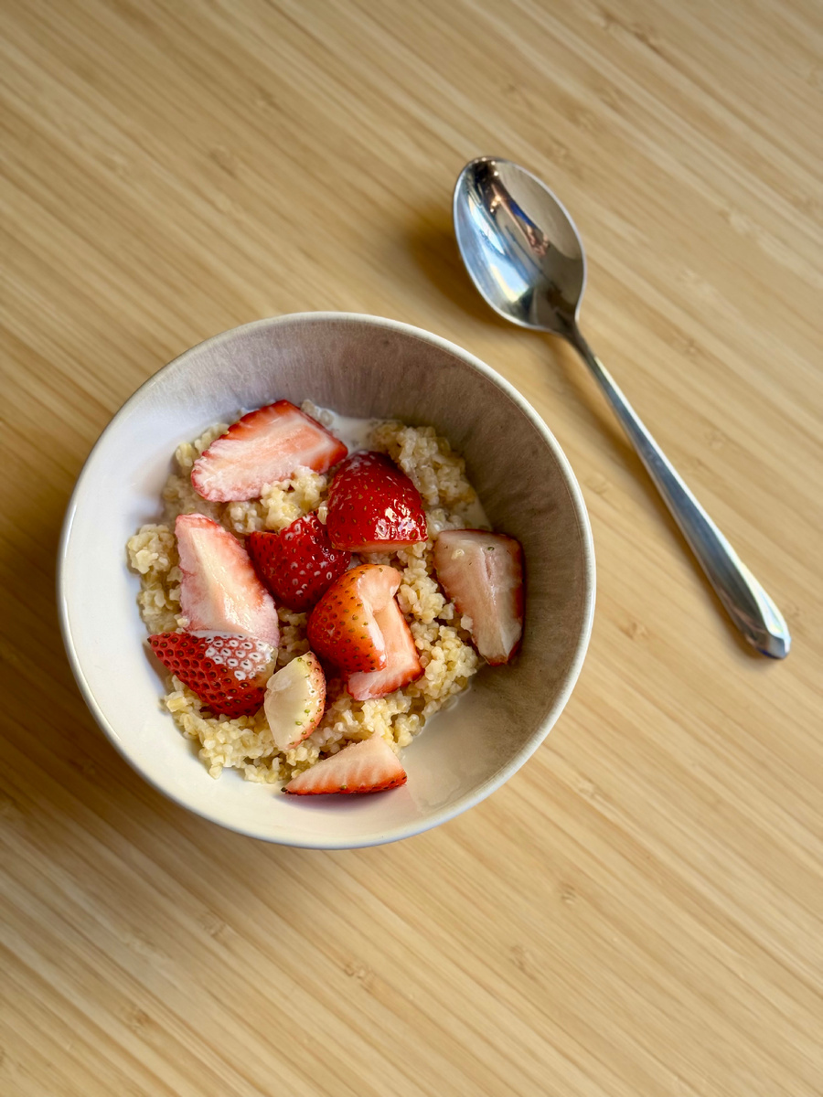 Завтрак. Пшеничная каша с клубникой и сливками