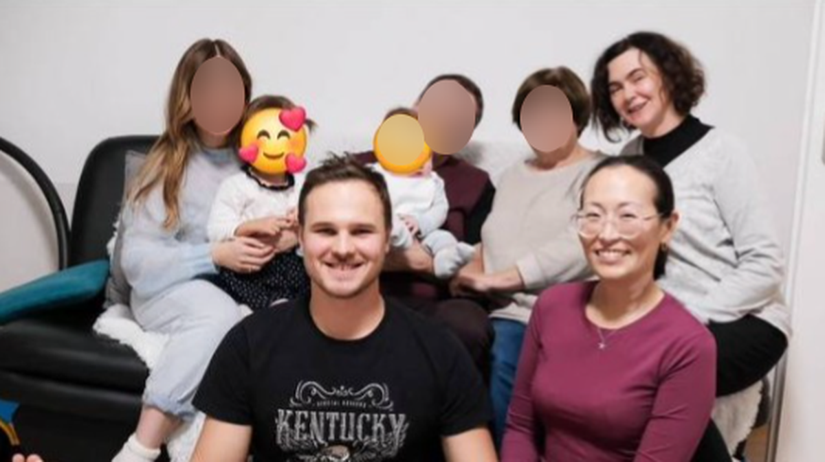    Александр Донцов (третий слева), Айгуль Сайлыбаева (седьмая слева) и Наталья Донцова (восьмая слева) / Фото: соцсети