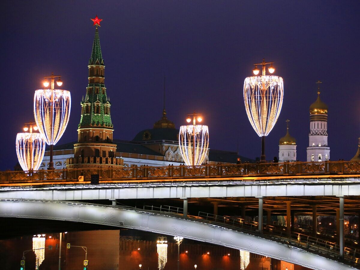    Новогодняя иллюминация на Большом Каменном мосту в Москве© РИА Новости . Антон Денисов