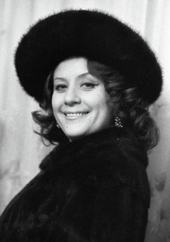 Источник: https://www.novochag.ru/stars/zvezdnye-istorii/perezhila-lyubimogo-muzha-no-skonchalas-ot-toy-zhe-bolezni-sudba-eleny-obrazcovoy/