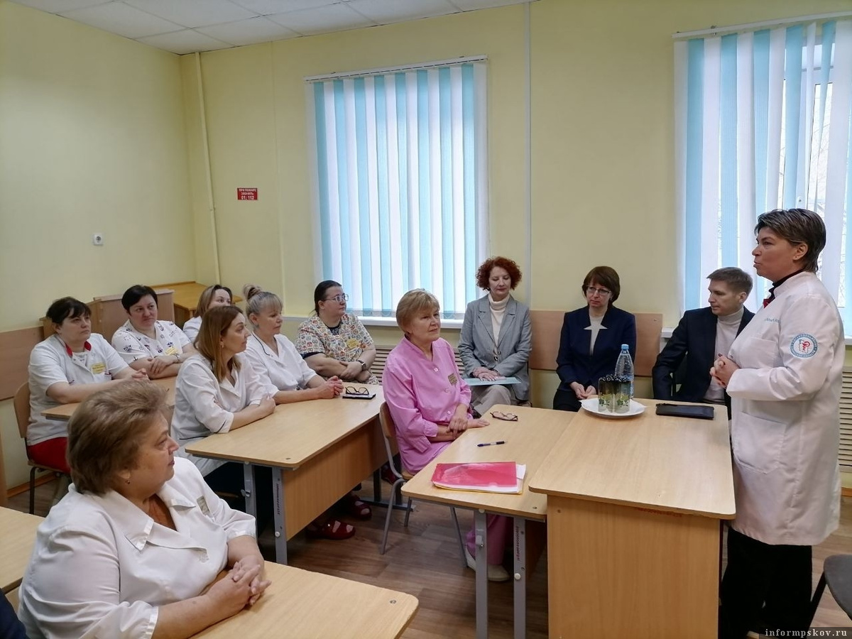 Марина Гаращенко на рабочей встрече. Фото из группы министерства здравоохранения Псковской области в соцсети «ВКонтакте»