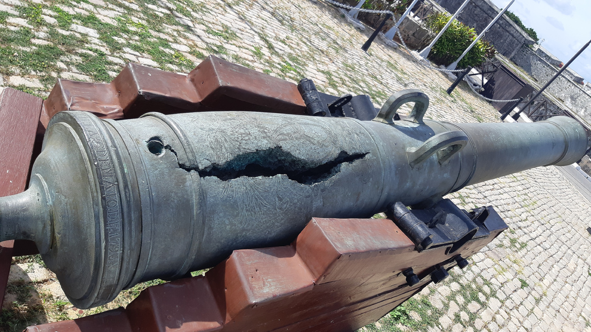 Пушка на территории крепости Сан-Карлос-де-ла-Кабанья.