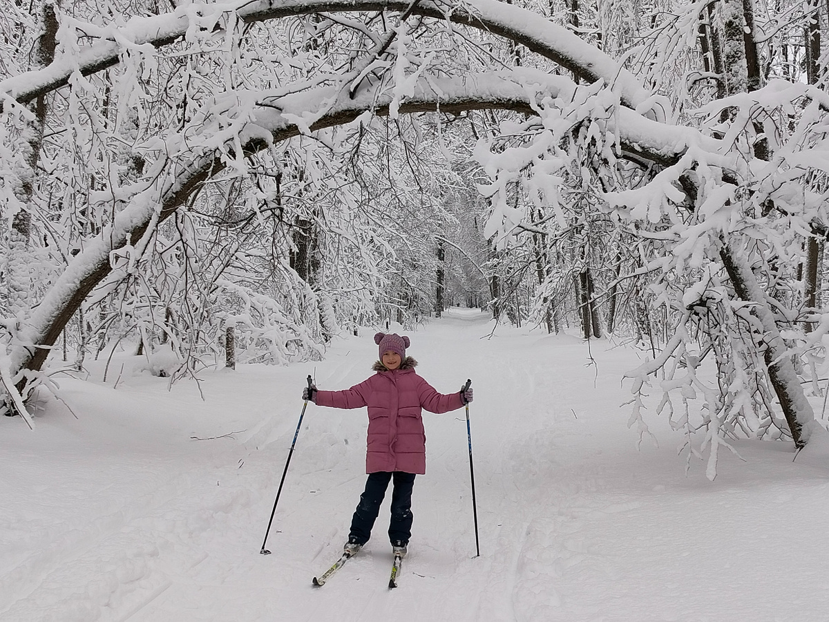 С дочкой всего один раз за зиму успели на лыжах покататься - сейчас сильные морозы, не до лыжных прогулок