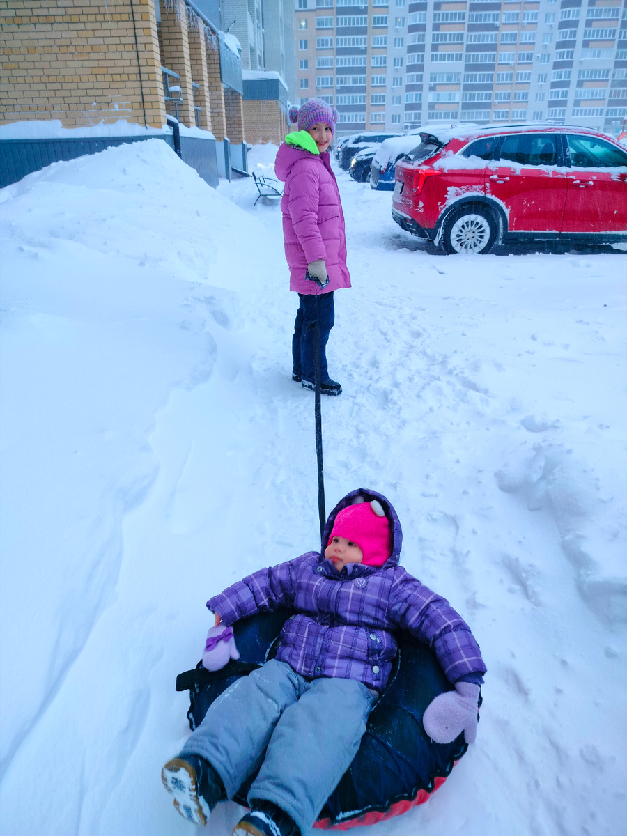 Выходили на улицу прогуляться с детьми буквально на 10 минут)
